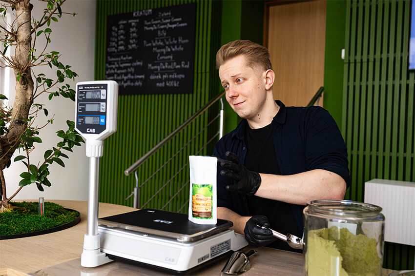 Vážení kratomu v prodejně Kratomuj 